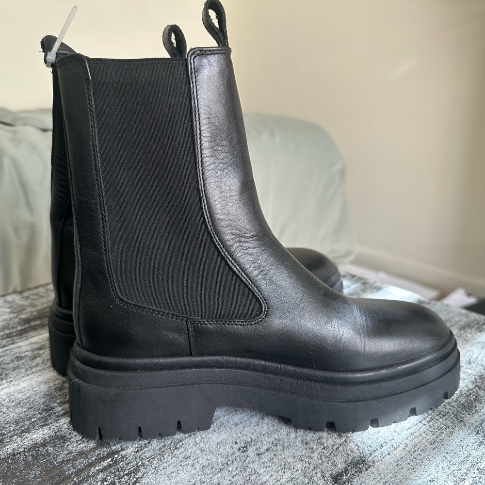 Zara black boots 8.5 LIKE NEW
